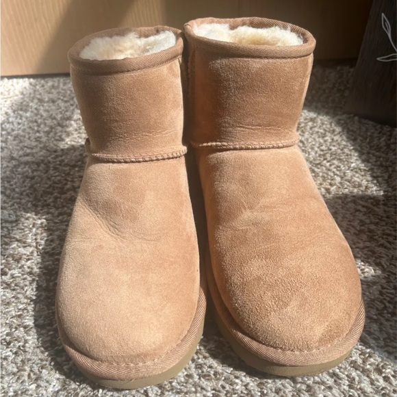 UGG Mini II Tan Boots - Picture 4 of 6